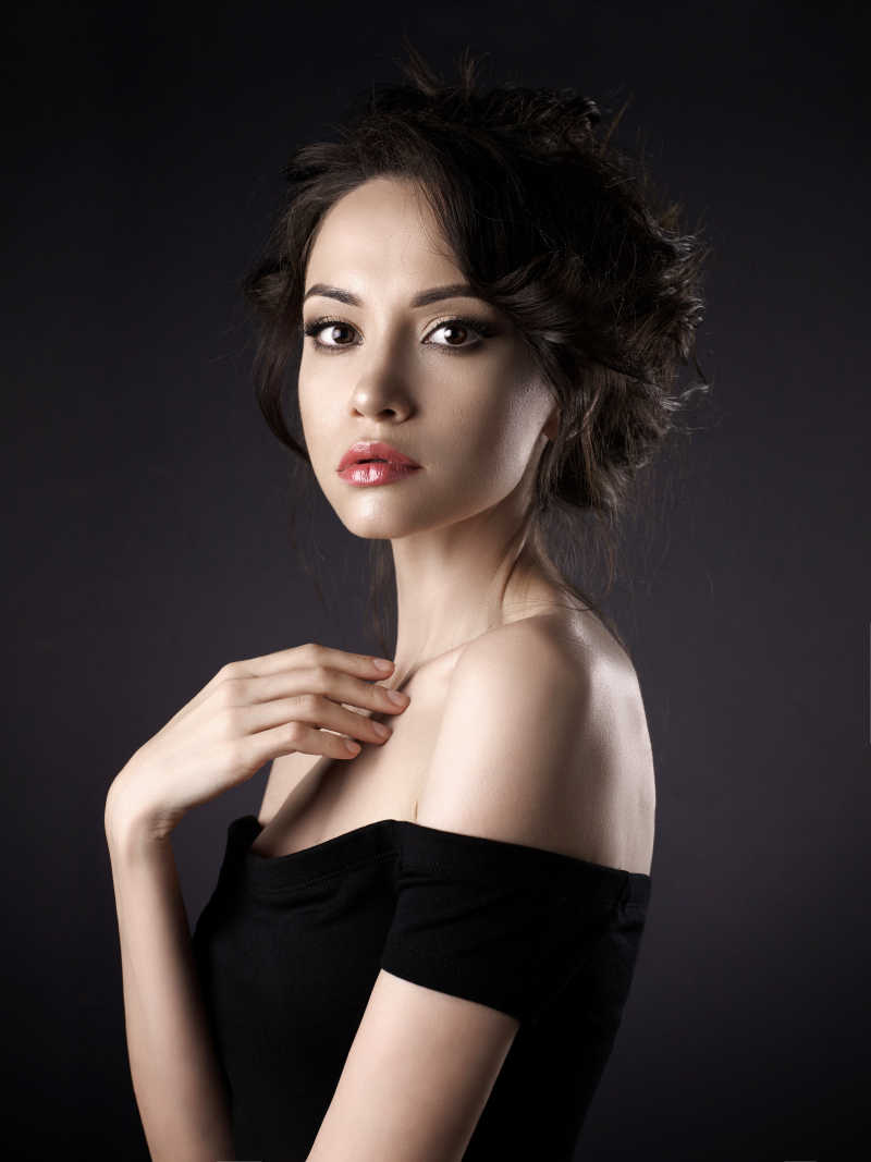 黑色背景优雅发型的魅力美女